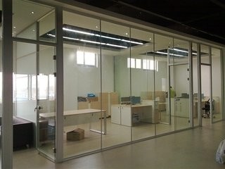 辦公室裝修中玻璃隔斷適合用那種玻璃，玻璃都有哪幾種
